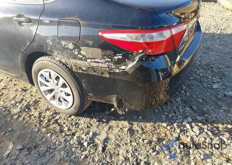 2015 Toyota Camry Le z USA, uszkodzony, nr VIN 4T1BF1FK8FU061485